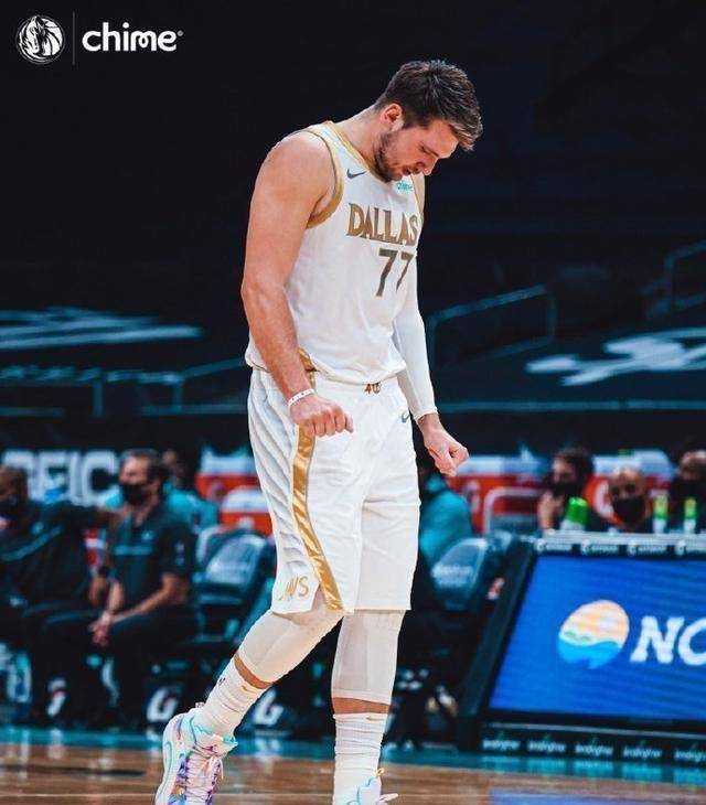 开云体育赛事直播东契奇连续三场比赛得分超过比赛局势复杂，公牛不断突破！观众掌声雷动的简单介绍